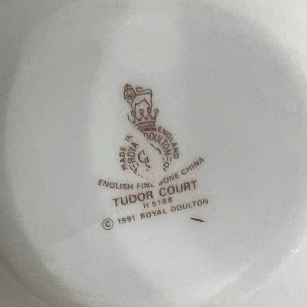 ROYAL DOULTON TUDOR COURT COFFEE POT WITH LID